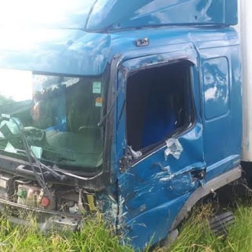 Pirassununga: mulher morre após acidente entre carro e caminhão na SP-225