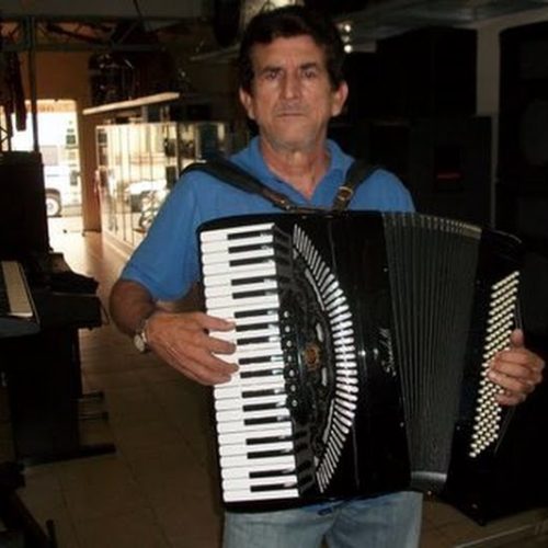 Rony, Karina e Tangerynus do Acordeão animam baile em Descalvado