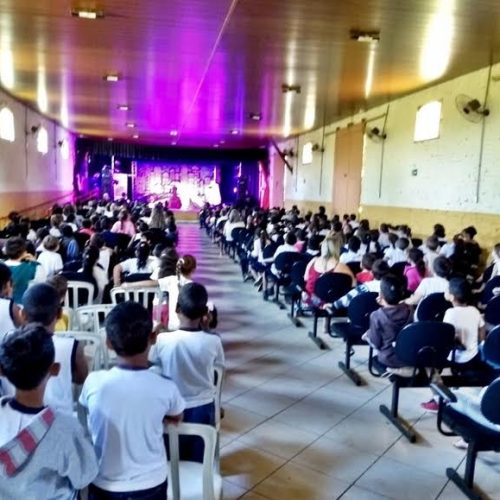 Mais de 500 alunos assistiram a apresentação de teatro na segunda-feira em Porto Ferreira