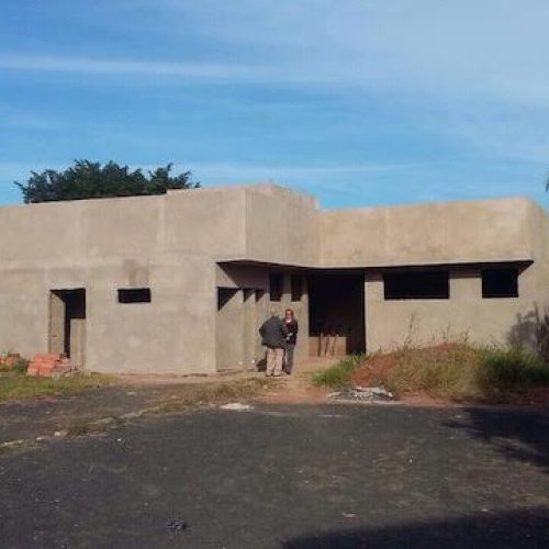 Prefeita vistoria obras de Unidade Básica de Saúde do Jardim Porto Novo