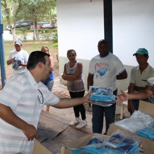 Clube de Campo entrega kits de uniformes aos colaboradores