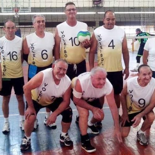‘Melhor idade’ participa de festival de vôlei adaptado