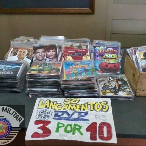 Polícia apreende 362 DVDs e 73 CDs “piratas” sendo comercializados na área central da cidade