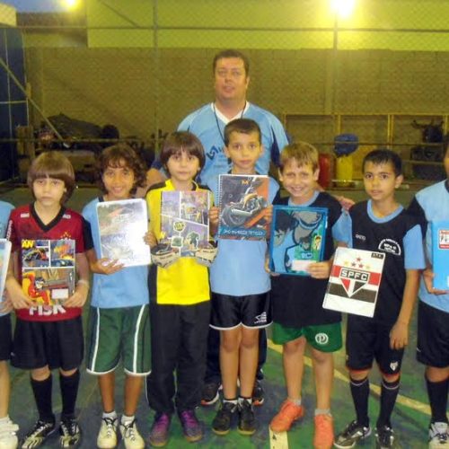 Projeto Garoto e Garota Nota 10 faz acompanhamento de cadernos dos alunos