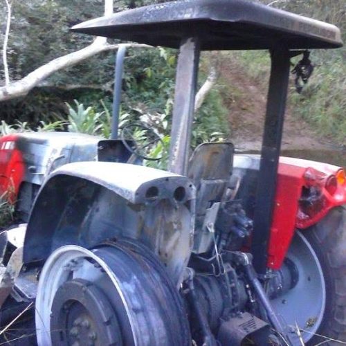 Trator roubado em Porto Ferreira foi localizado em área de mata na estrada do Lageado