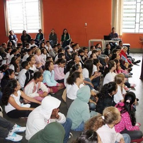 Dengue: Controle de Vetores alerta sobre prevenção e alunos da rede pública assistem a peça teatral