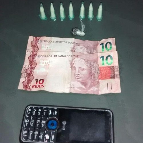 Jovem de 19 anos é preso pela PM por tráfico de drogas no Paschoal Salzano