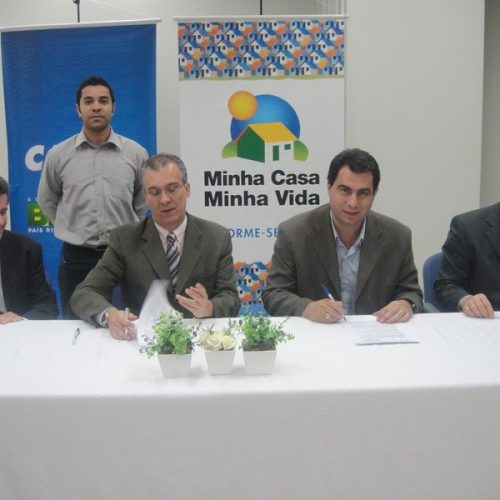 Maurício Rasi assina termo de adesão ao Minha Casa Minha Vida 2