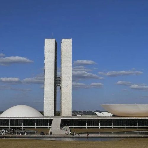 Família Bolsonaro pode ter três senadores eleitos em 2026