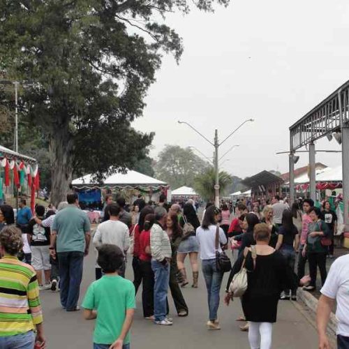 Ricardo Bombarda e banda Barril de Chopp animam almoço do Fest’Itália