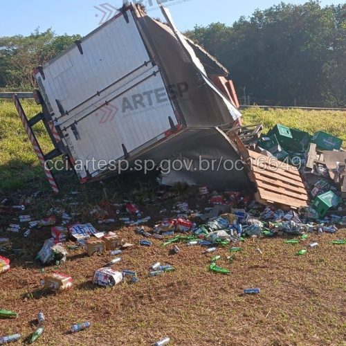 Caminhão tomba e espalha carga de cerveja na SP-322