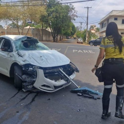 Motorista de um VW Polo branco capota após perder controle em avenida