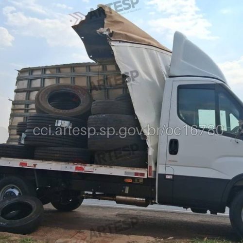 Parte de baú se solta de caminhão e atinge carreta na SP-330