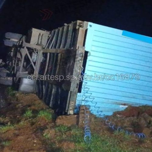 Caminhão tomba após colisão entre carretas na Rodovia Anhanguera