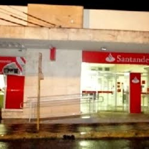 Descalvado: agência do Santander sofre tentativa de furto; vidro foi quebrado com pedaço de laje