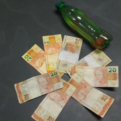 PM apreende oito notas falsas de 20 reais encontradas com menor na entrada da Feife