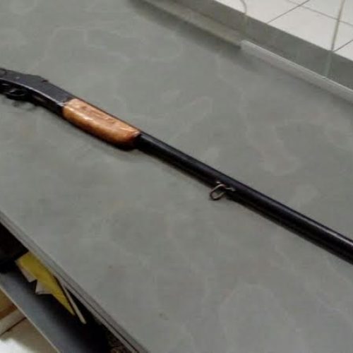 Após tentativa de fuga, homem é preso pela PM em flagrante por porte ilegal de arma de fogo