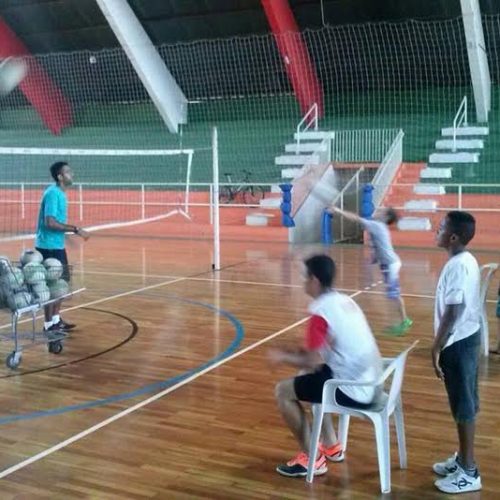 Escola de Voleibol segue com aulas semanais no Ginásio Adriano