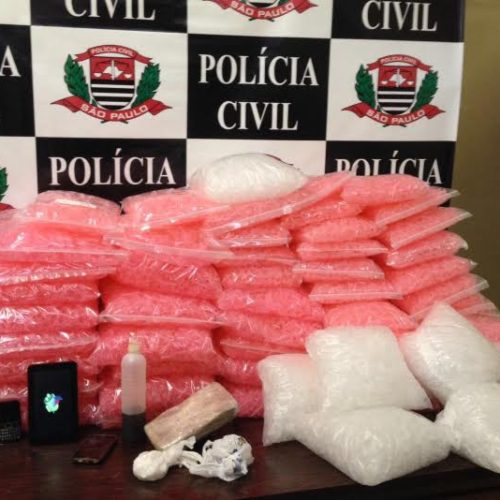 Polícia Civil apreende drogas, 58.000 pinos vazios para acondicionar droga e menor de 17 anos