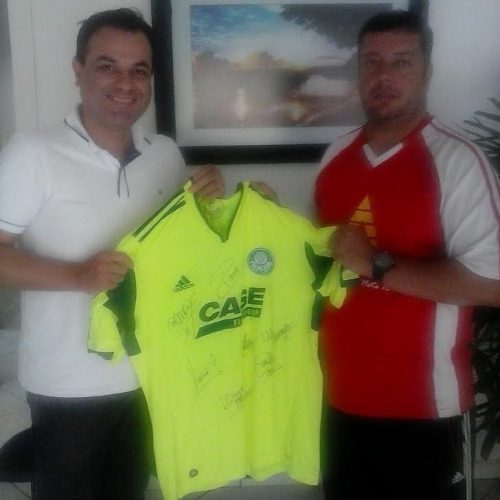 Projeto Garoto(a) Nota 10 recebe em doação camiseta autografada da Sociedade Esportiva Palmeiras