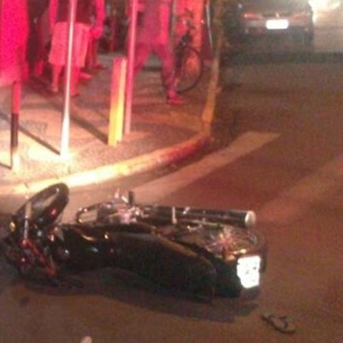 Motociclista e passageiro caem de moto ao fugirem de abordagem policial