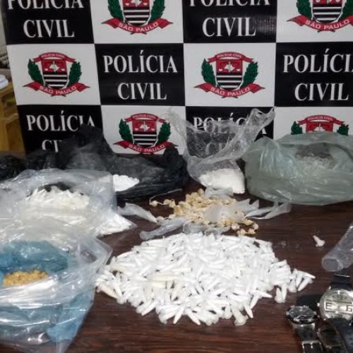 Polícia Civil localiza drogas em residência no Jardim Anésia; uma jovem de 19 anos foi presa