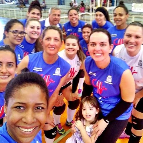Equipe adulta feminina de vôlei fez dois jogos e contou com uma participação especial