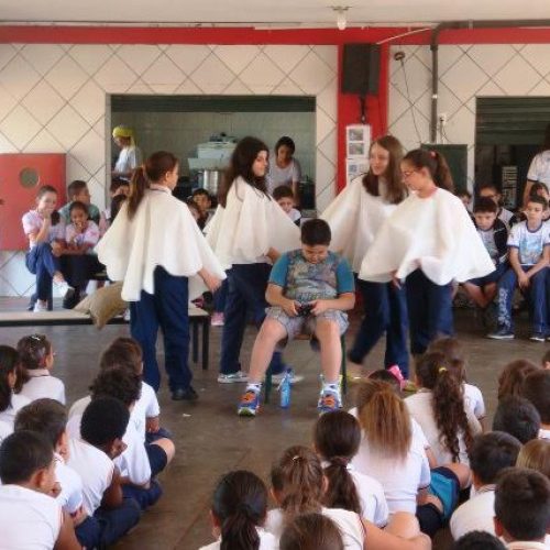 Escola desenvolve teatro e atividades a partir da coleção de Quadrinhos Educacionais