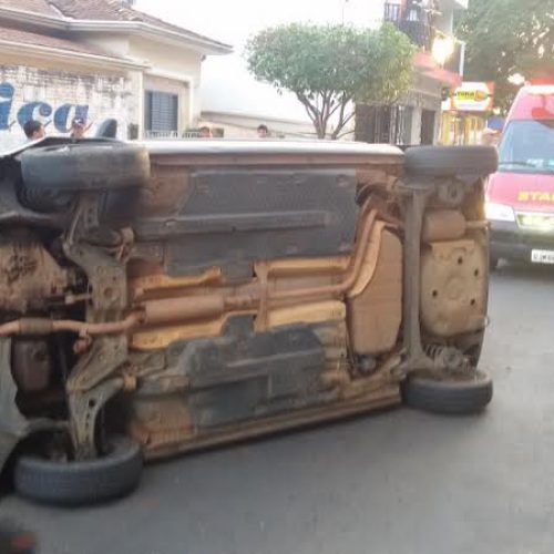 Funcionário público capota carro no centro da cidade após dirigir embriagado