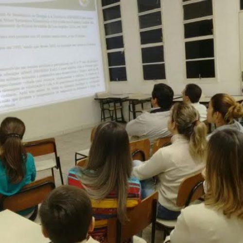Pais de alunos do Colégio John Kennedy participam de palestra sobre o PROERD