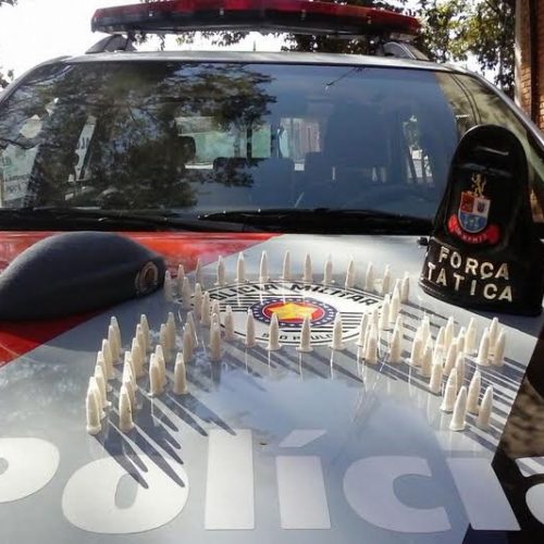 Mulher é presa e menor apreendido por tráfico de drogas na Vila Maria