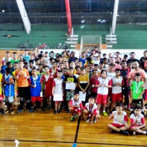 Festival interno de futsal movimento mais de 100 crianças no Ginásio Adriano José Mariano