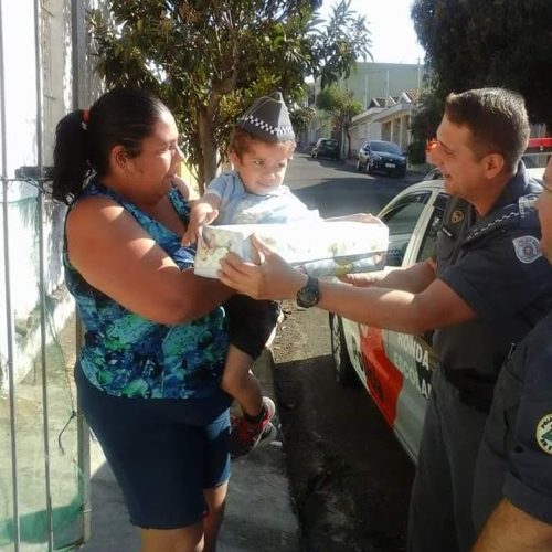 Policiais militares de Porto Ferreira homenageiam o pequeno Daniel no seu aniversário