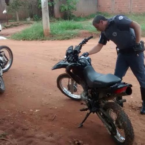 PM localiza Moto NX 125 preta em aparente estado de abandono em terreno no Jardim Centenário