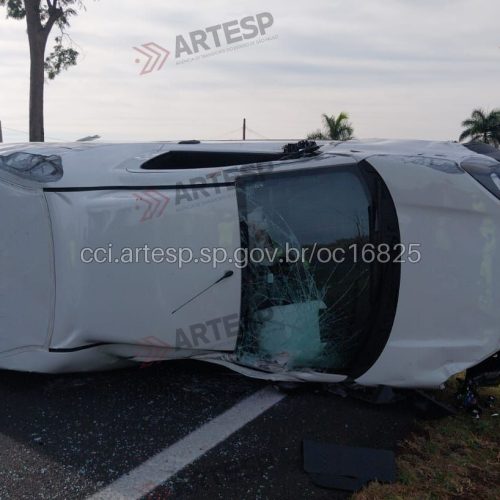 Utilitário capota após colisão com carreta na Rodovia Anhanguera