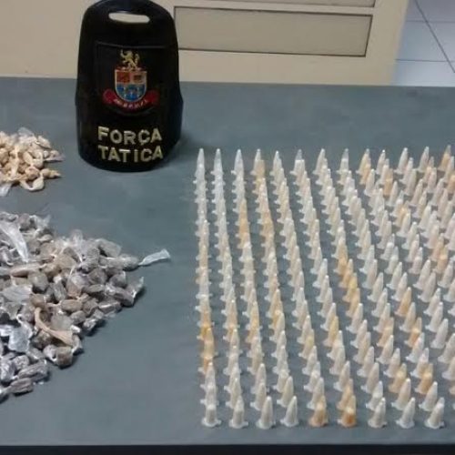 Após denúncia, Força Tática localiza drogas em casa abandonada