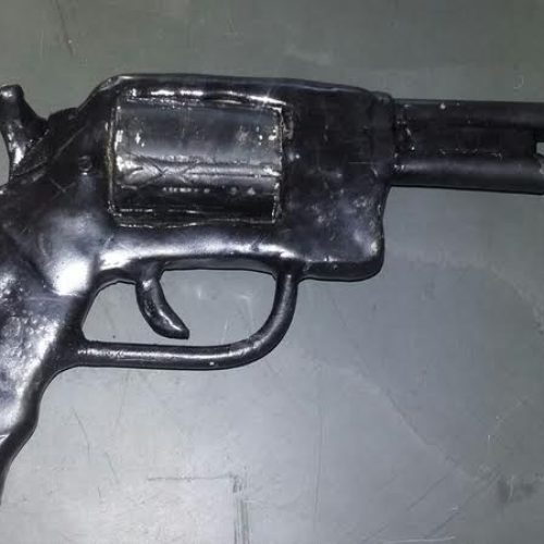 Policiais da ROCAM de Porto Ferreira encontram simulacro de arma de fogo com suspeito no Jd. Recreio