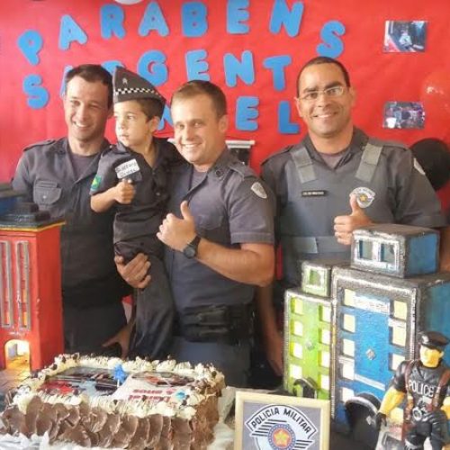 Policiais militares recebem homenagem no aniversário do pequeno Daniel