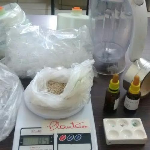 Polícia Civil apreende droga e materiais utilizados em sua embalagem no bairro Santa Cruz