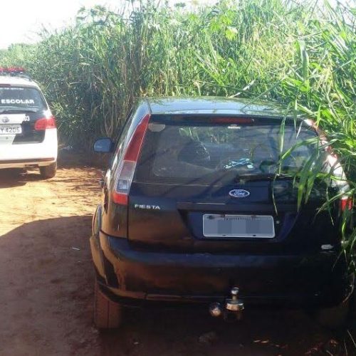 Carro furtado é localizado na estrada velha que liga Porto Ferreira a Pirassununga