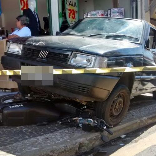 Três pessoas ficam feridas em acidente de trânsito envolvendo seis veículos na rua Dona Balbina