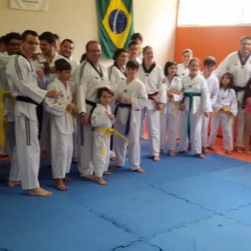 Alunos da Academia Bio Activa Tae Kwon Do participam de exame de troca de faixas