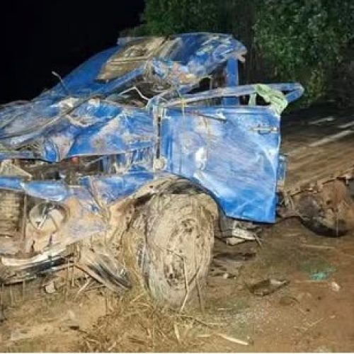 Caminhão capota na BR-146 e deixa dois adultos e uma criança feridos