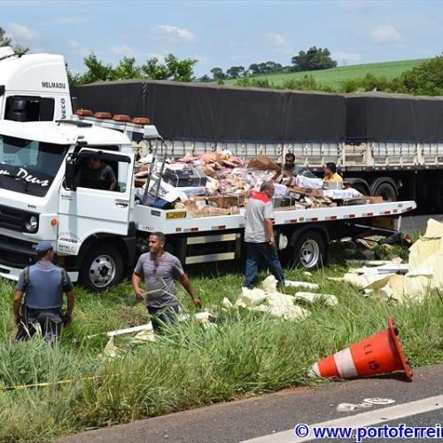 Caminhão com carga tomba na Rodovia Anhanguera na divisa de Porto Ferreira com Santa Rita