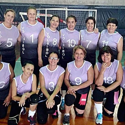 Equipe feminina de vôlei da categoria 50 anos participa de festival em Rio Claro
