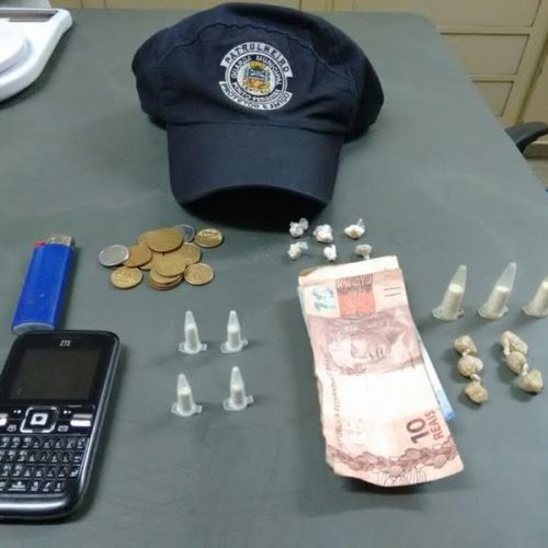 Trio é detido pela GCM na Praça Paschoal Salzano; agentes localizam cocaína e pedras de crack