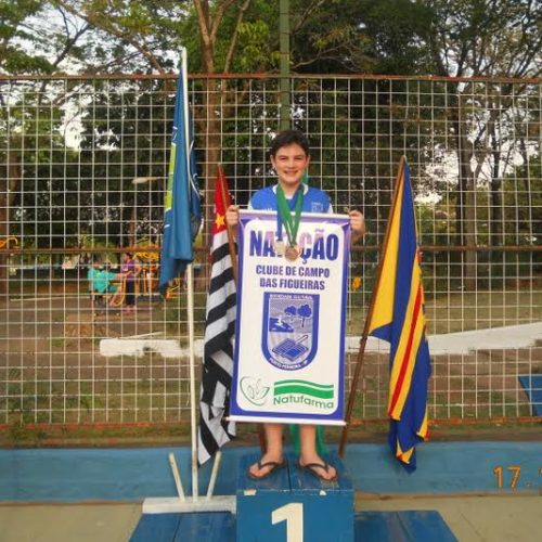 Atleta Ricardo representa o Clube de Campo das Figueiras em torneio de natação em Catanduva