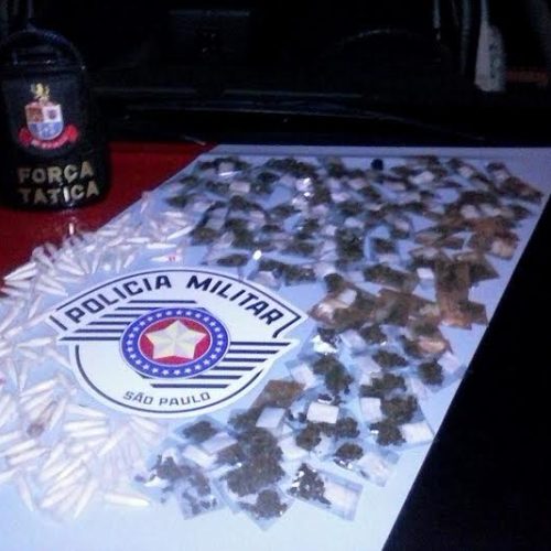 Força Tática da PM localiza 199 pinos com cocaína e 114 invólucros de maconha na Vila Real
