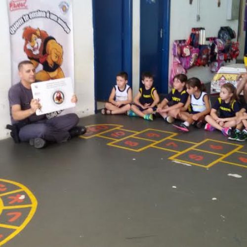 Aula do “Proerd Kids” é ministrada aos alunos do 1º ano do Ensino Fundamental do Colégio Objetivo