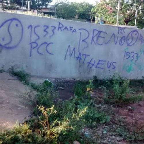 Um maior e cinco menores foram detidos pela PM pichando igreja em praça do bairro Serra D’Água
